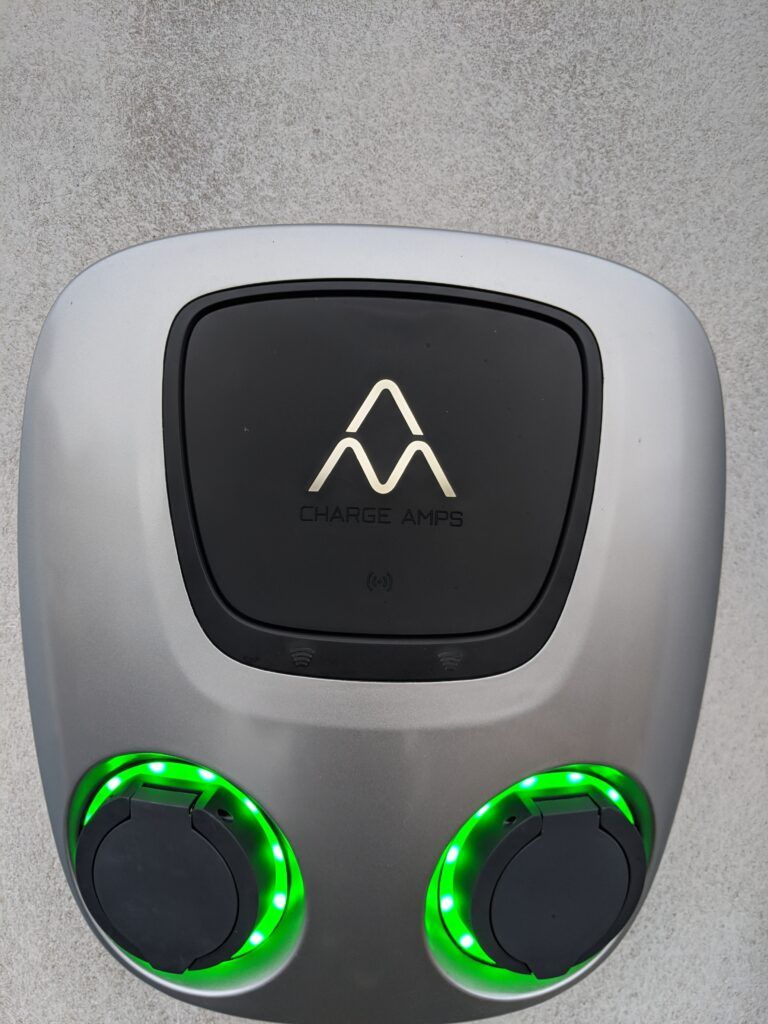 Laddbox från Charge Amps på en vägg